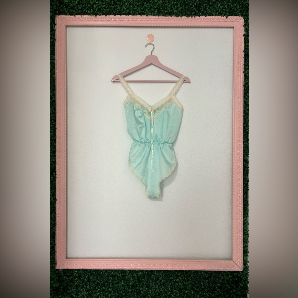 Vintage bodysuit - 60’s - no size tag - waist 11 inches(side to side)length 25”